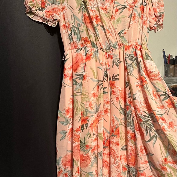 Elegant Floral Maxi Dress in Peach Tones - Picture 2 of 2